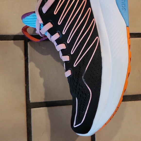 Saucony Endorphin with Speedroll Technology. Excellent condition! Dark color 🖤 - Picture 8 of 8